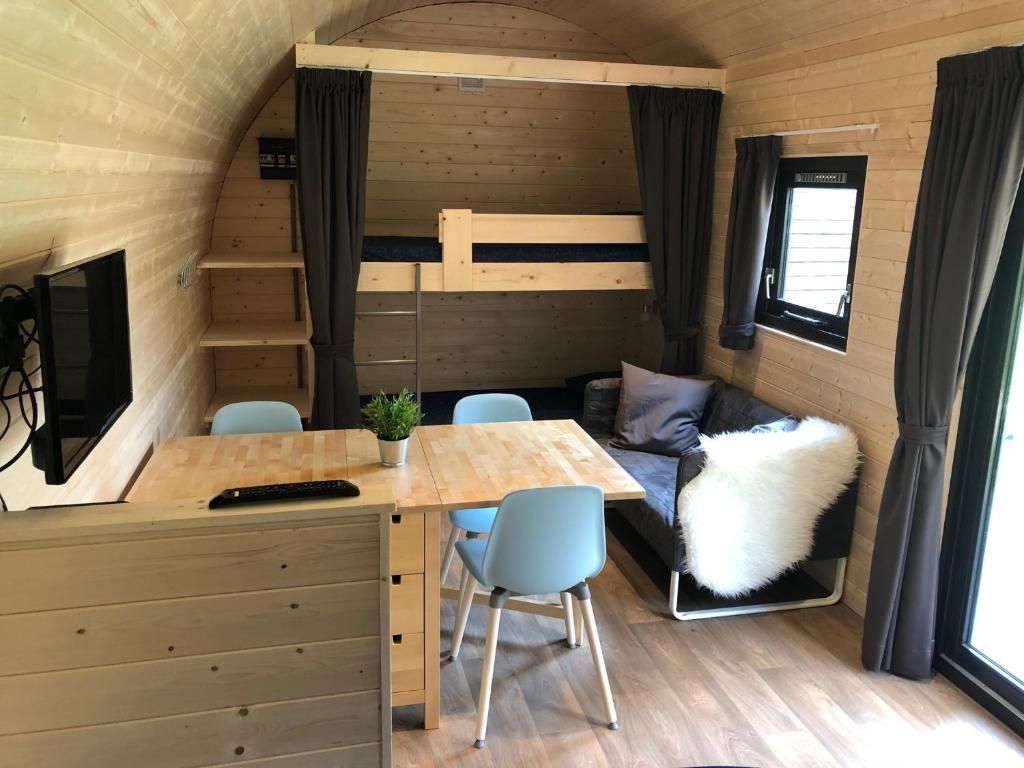TV a/nebo společenská místnost v ubytování Camping Ginsterveld