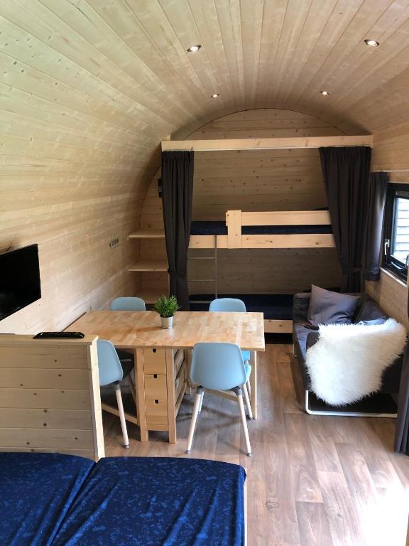 TV a/nebo společenská místnost v ubytování Camping Ginsterveld