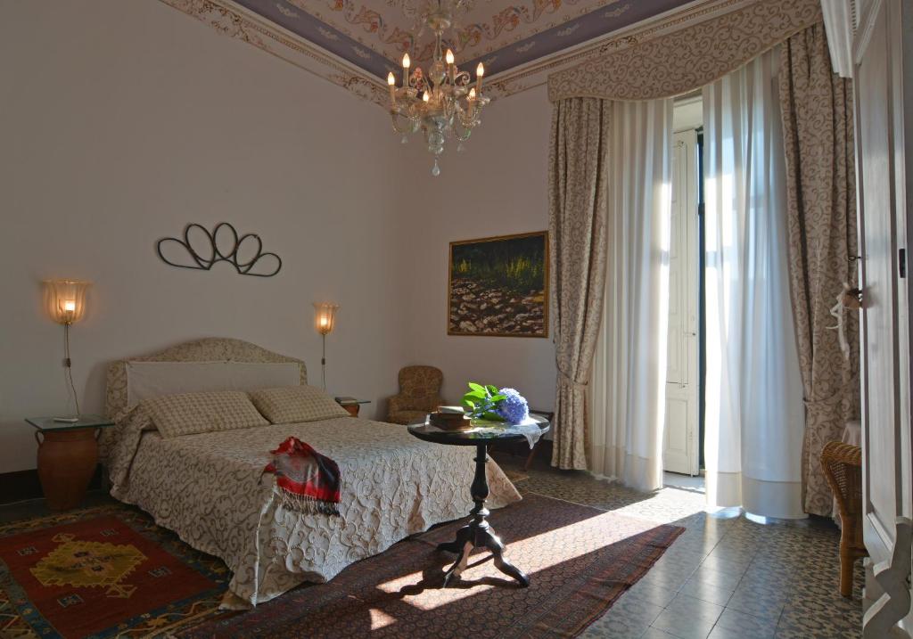 Postel nebo postele na pokoji v ubytování B&B di Charme Camelie Palazzo Nicotra