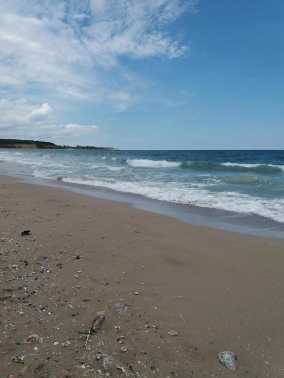 einen Sandstrand mit dem Ozean im Hintergrund in der Unterkunft Guest House Viola in Ezerets