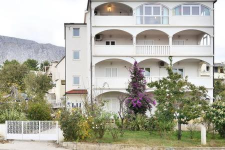 Vonkajšia záhrada v ubytovaní Apartmani Mlikotić