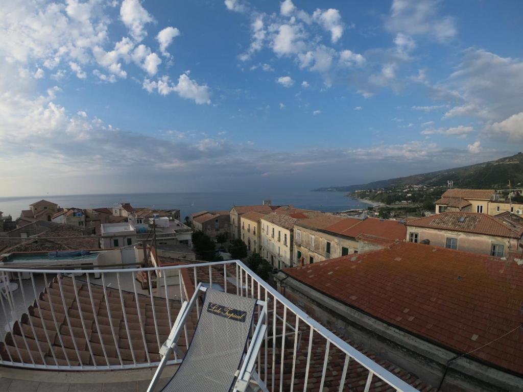 トロペアにあるTropea rooftopの市街から海の景色を望む
