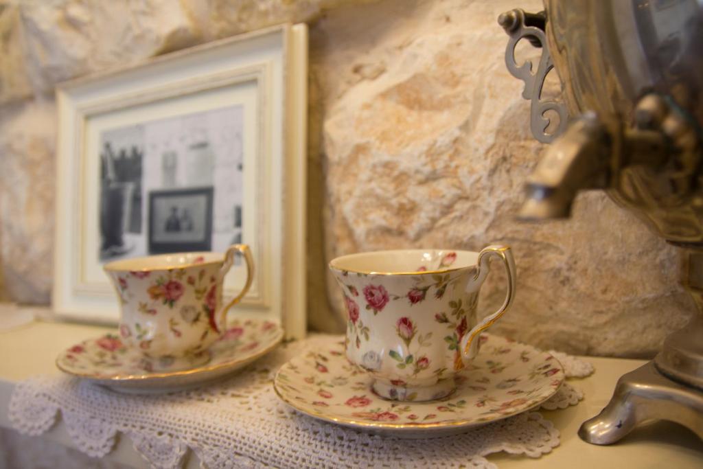 Příslušenství pro přípravu čaje a kávy v ubytování Beit Shalom Historical boutique Hotel