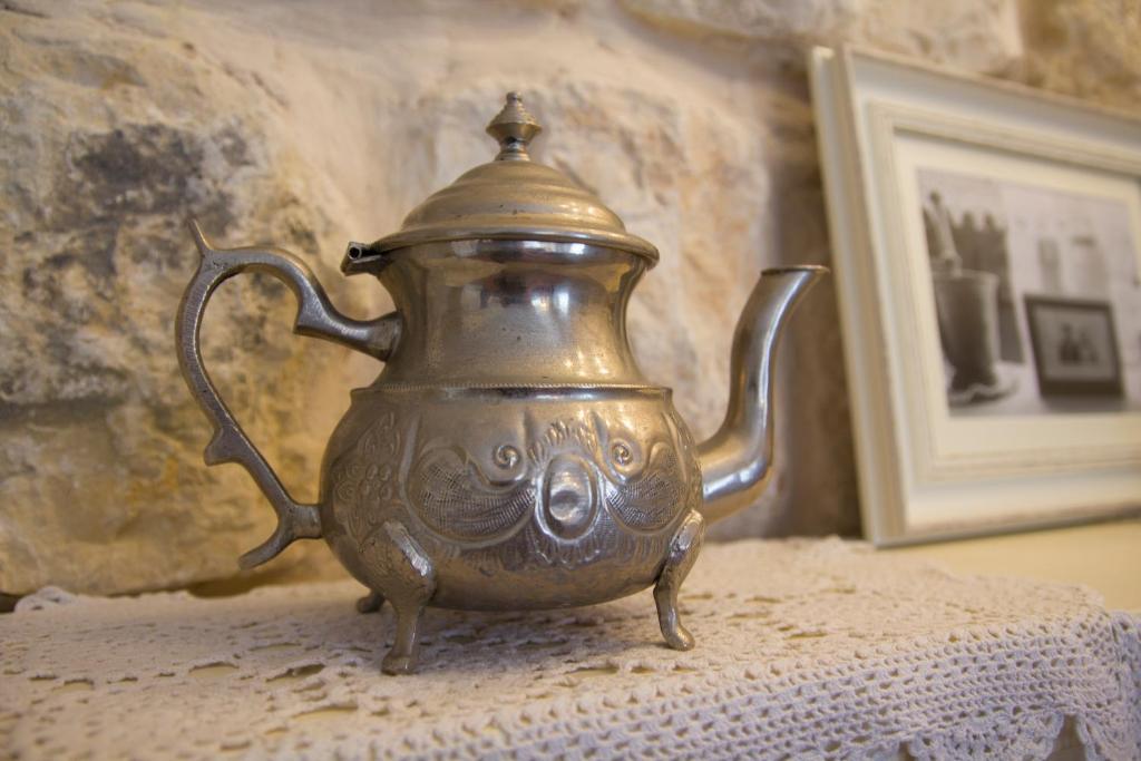 Příslušenství pro přípravu čaje a kávy v ubytování Beit Shalom Historical boutique Hotel
