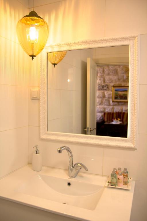 Koupelna v ubytování Beit Shalom Historical boutique Hotel