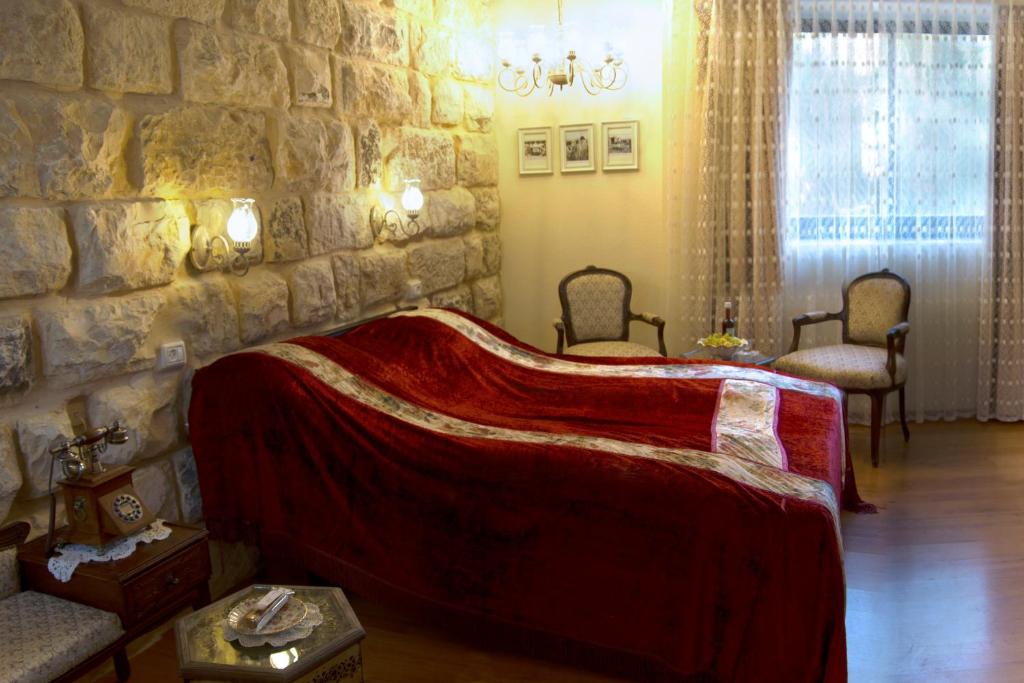 Postel nebo postele na pokoji v ubytování Beit Shalom Historical boutique Hotel
