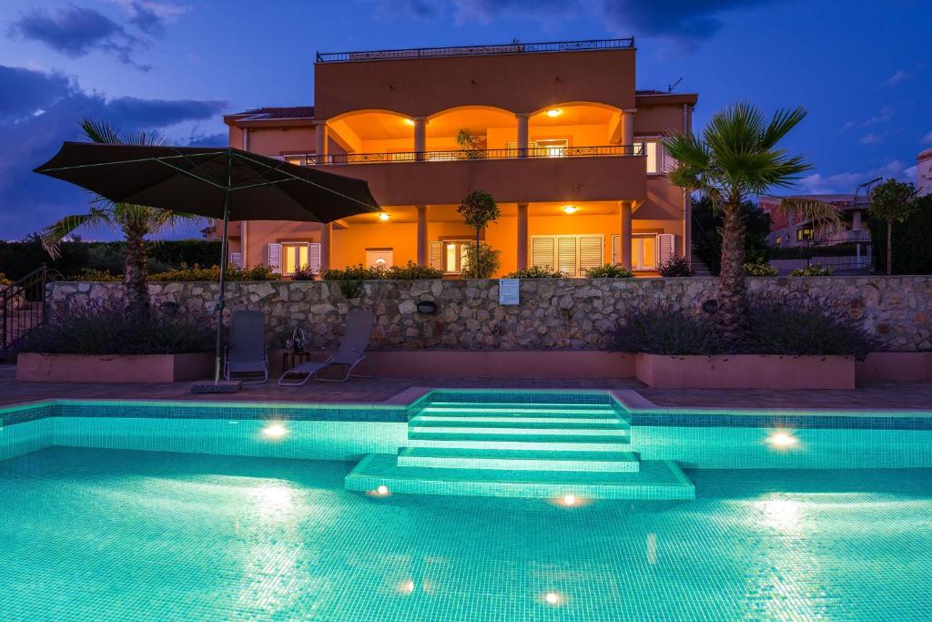 una casa con piscina frente a una casa en Apartment Alex, en Zadar