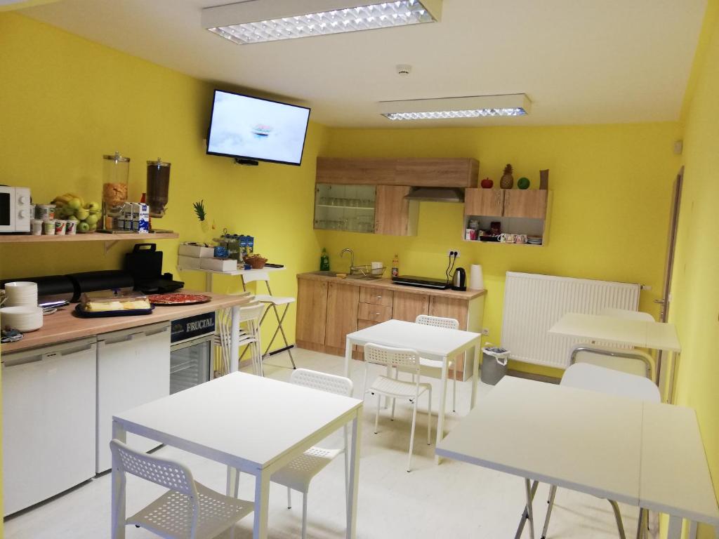 Kuchyň nebo kuchyňský kout v ubytování ALL SEASONS - HOSTEL