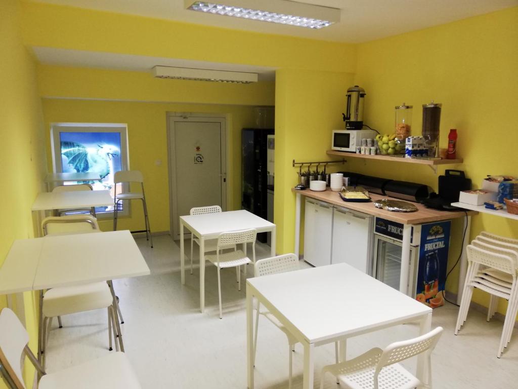 Kuchyň nebo kuchyňský kout v ubytování ALL SEASONS - HOSTEL