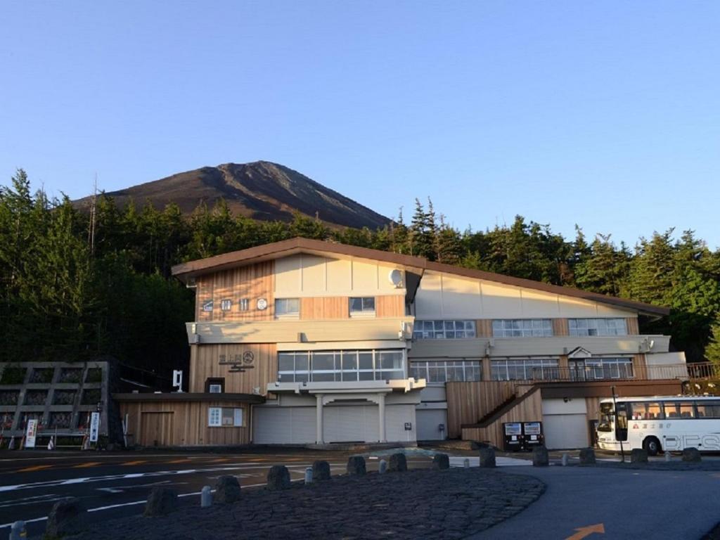 a building with a bus parked in front of it at Fujikyu Unjokaku in Narusawa