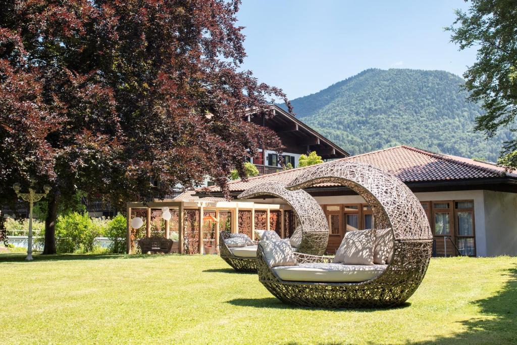 zwei Stühle in einem Hof vor einem Haus in der Unterkunft Adolphine Garden in Rottach-Egern