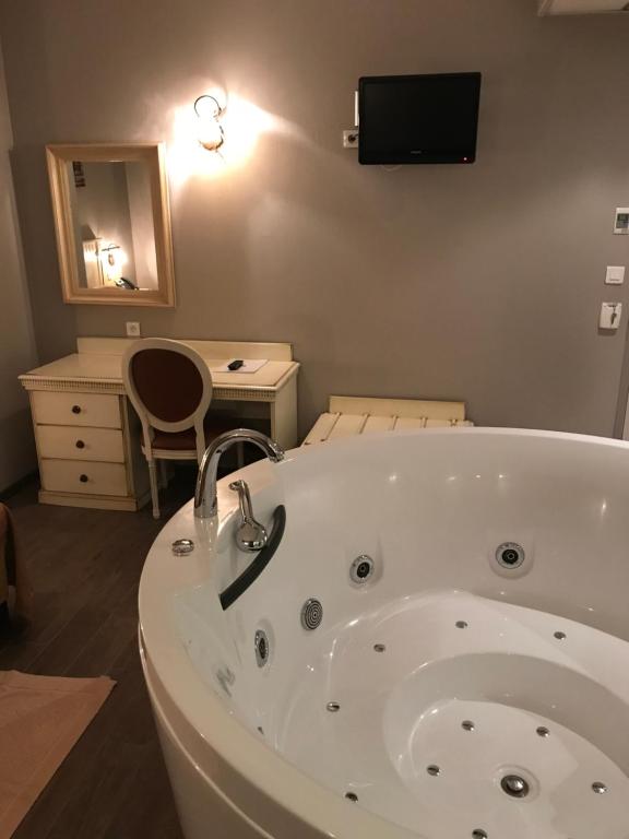 TV a/nebo společenská místnost v ubytování Logis Hôtel restaurant Les Minotiers