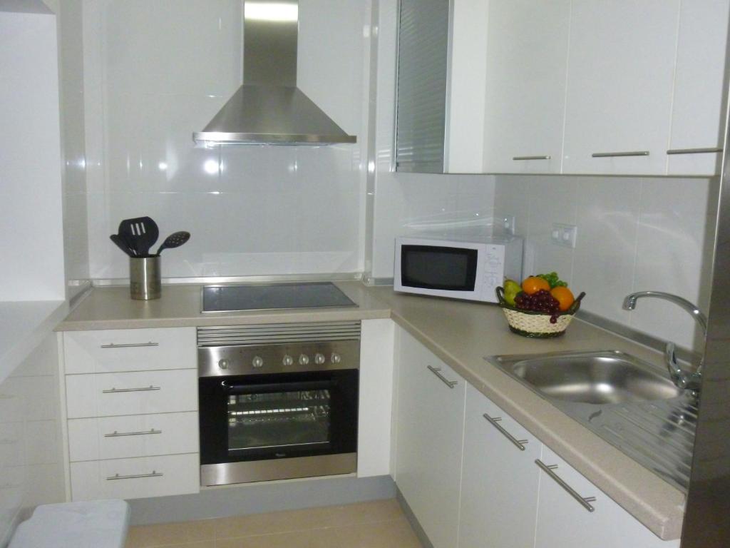 Kuchyň nebo kuchyňský kout v ubytování Apartamento con piscina