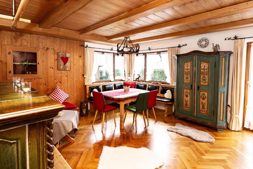 uma sala de jantar com mesa e cadeiras em Ferienhaus Alpspitzecho em Garmisch-Partenkirchen