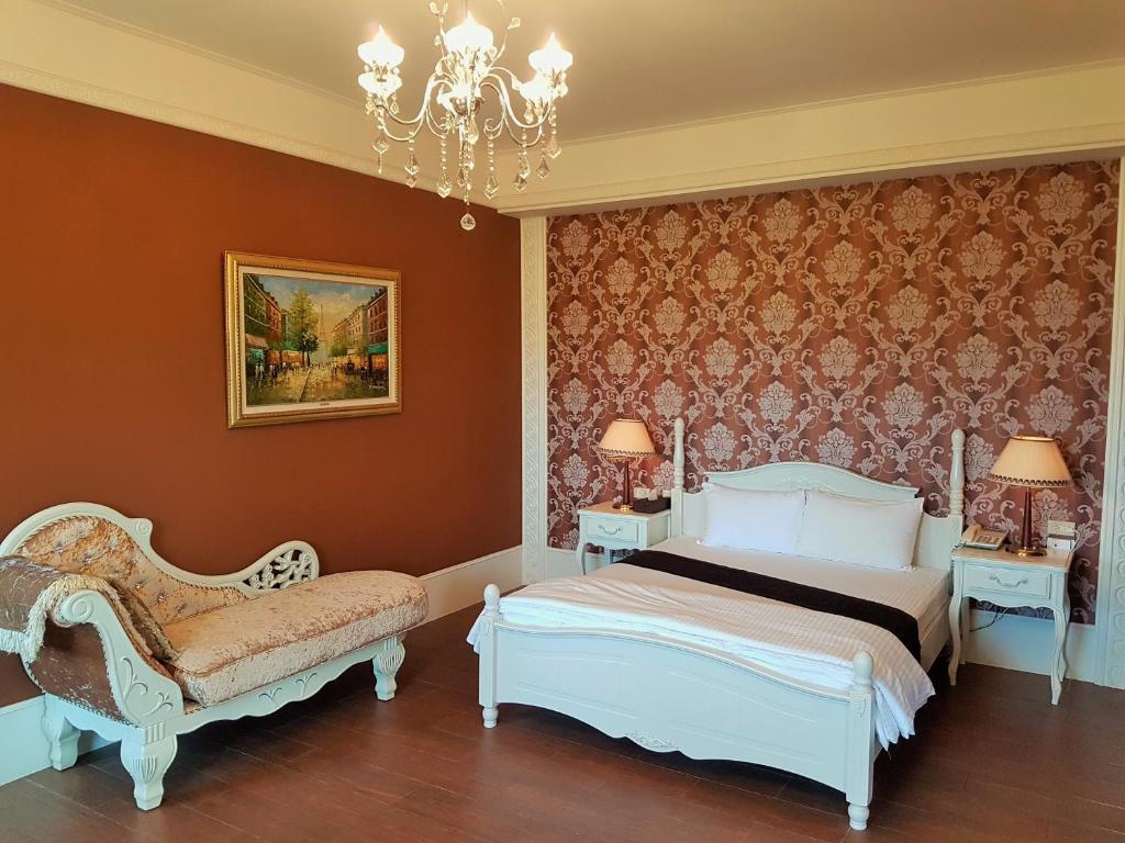 a bedroom with a bed and a chandelier at Haut Rhin Villa in Zhuangwei