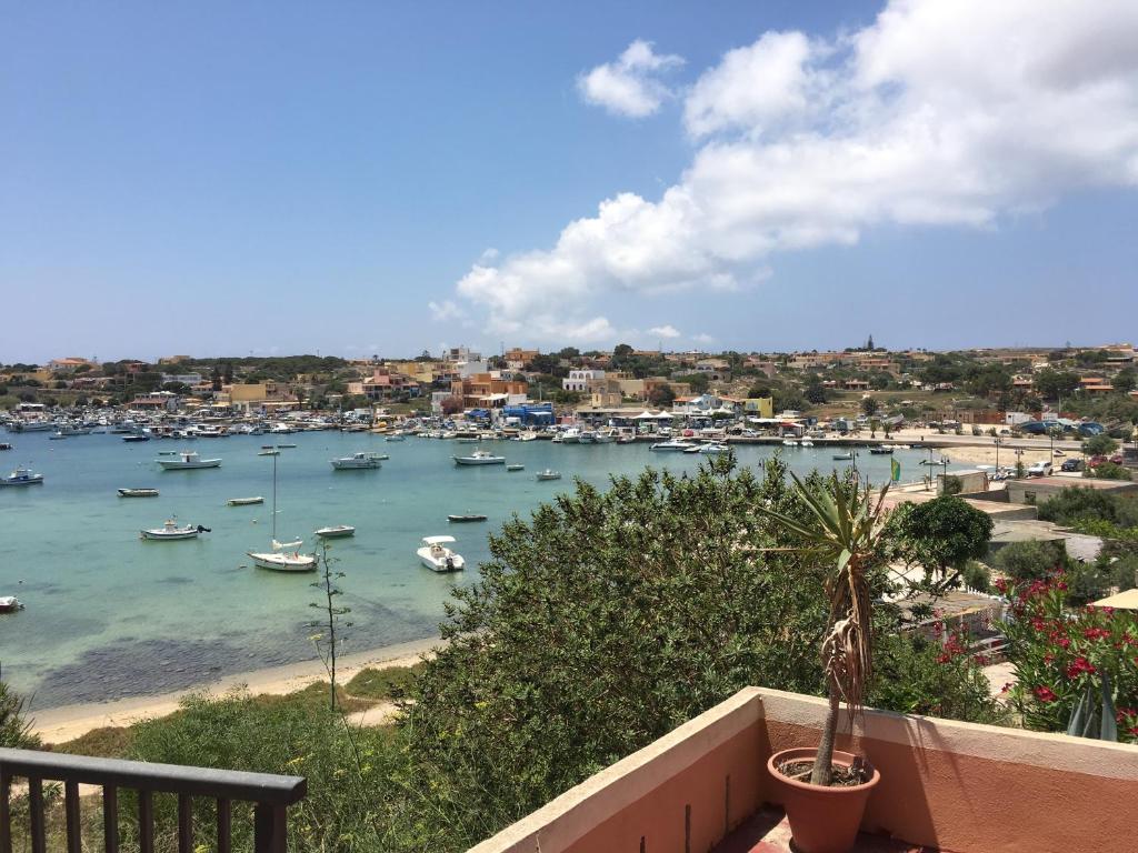 vistas a un puerto con barcos en el agua en Il veliero blu camere sul porto en Lampedusa