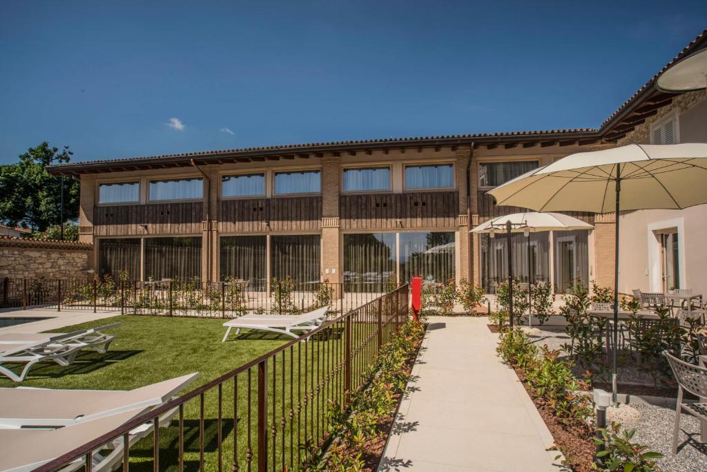 Vonkajšia záhrada v ubytovaní Relais Madergnago