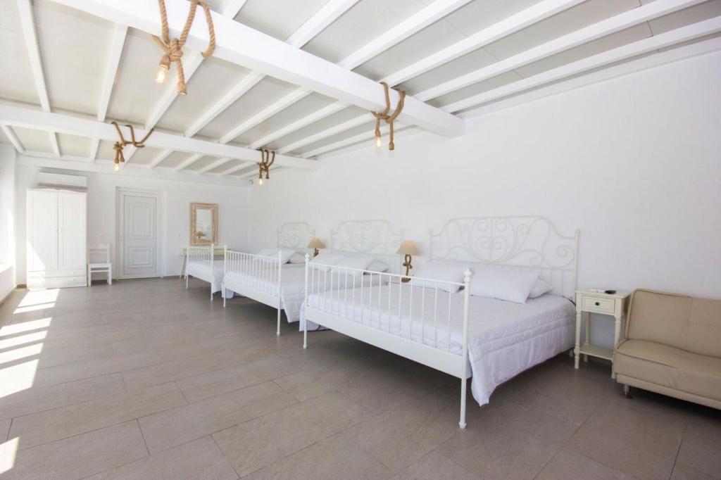 Postel nebo postele na pokoji v ubytování Anixi Hotel