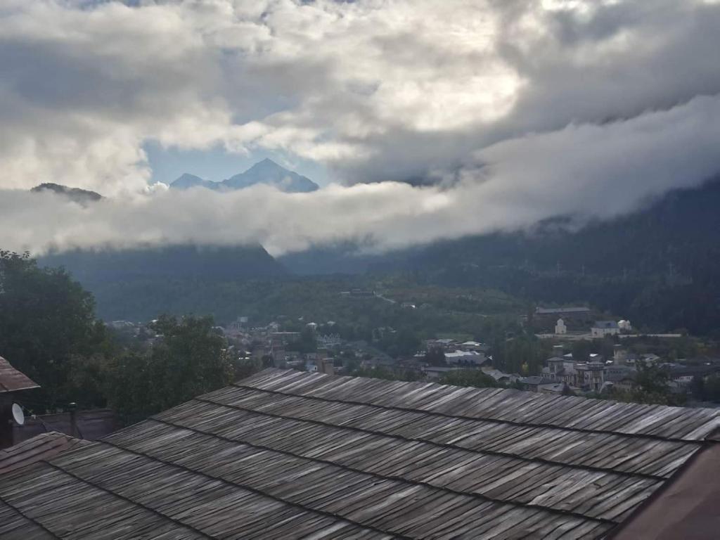 Vista general d'una muntanya o vistes d'una muntanya des de l'hostal o pensió