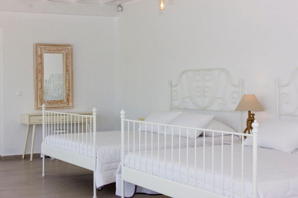 Postel nebo postele na pokoji v ubytování Anixi Hotel