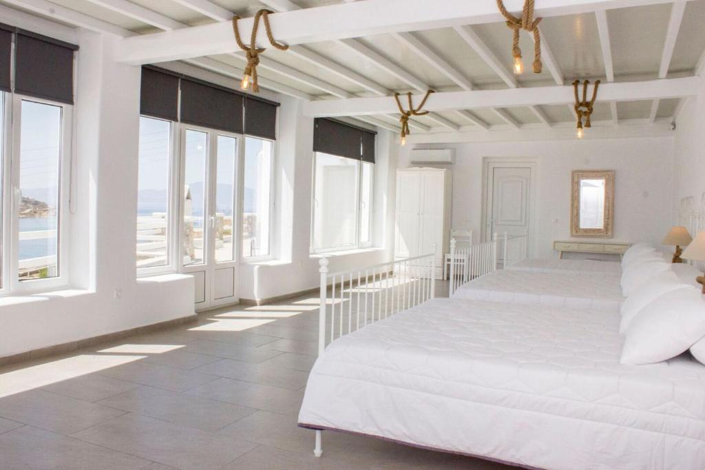 Postel nebo postele na pokoji v ubytování Anixi Hotel
