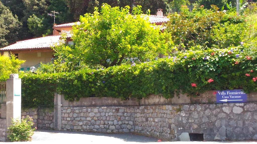 マラテーアにあるCasa Vacanze Fiumicelloの花垣石垣