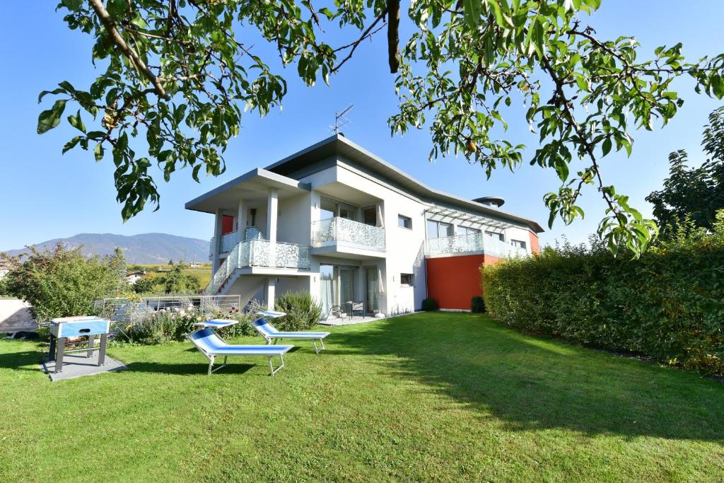 una casa con césped delante en Arboris Appartement, en Appiano sulla Strada del Vino