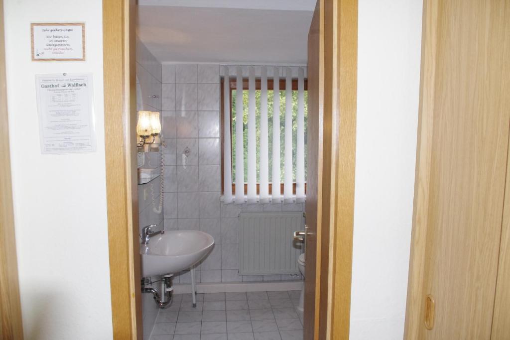 Koupelna v ubytování Hotel Gasthof zum Walfisch