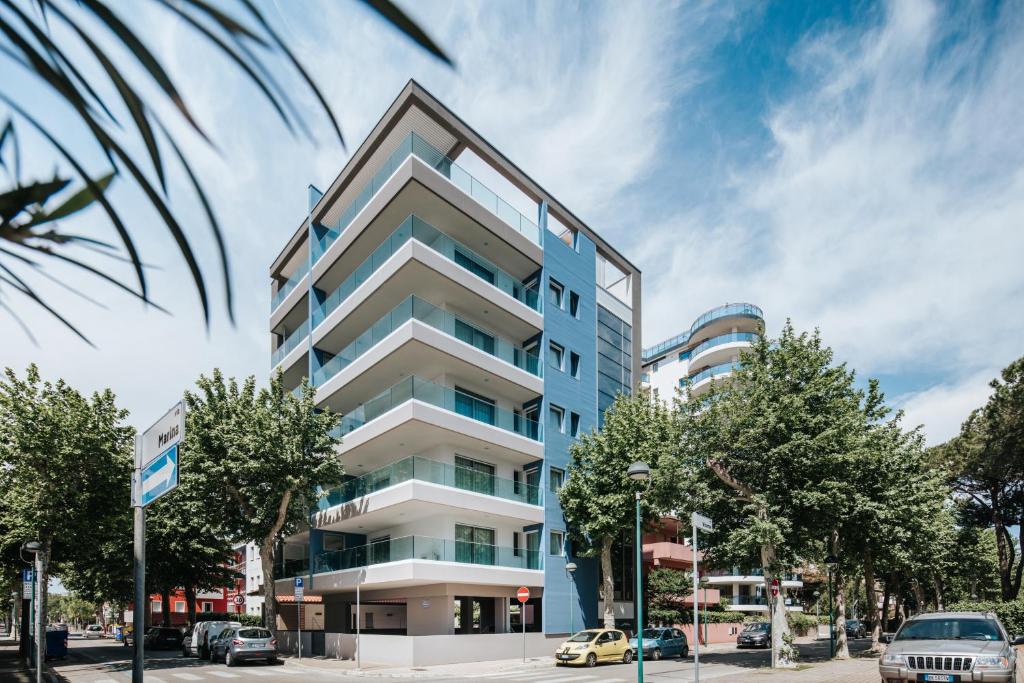 リニャーノ・サッビアドーロにあるVilla Annaの市道沿いの高層アパートメント