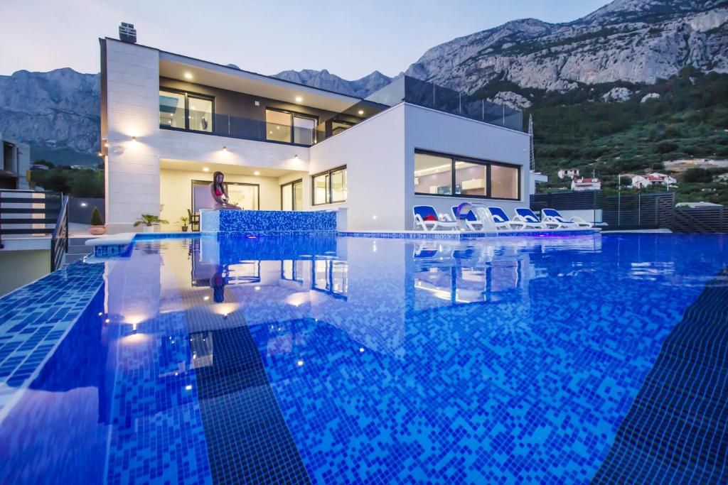 בריכת השחייה שנמצאת ב-Luxury Villa High Hopes with Pool או באזור