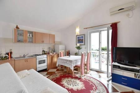 Kuchyňa alebo kuchynka v ubytovaní Apartmani Mlikotić