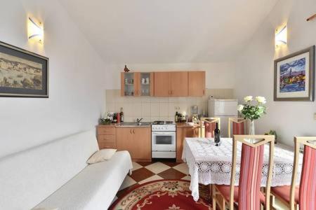 Kuchyňa alebo kuchynka v ubytovaní Apartmani Mlikotić