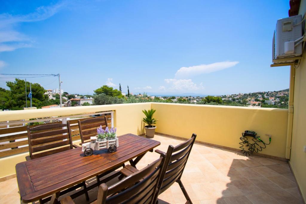 Balkón nebo terasa v ubytování Sunset Apartments Free shuttle from Athen's Airport
