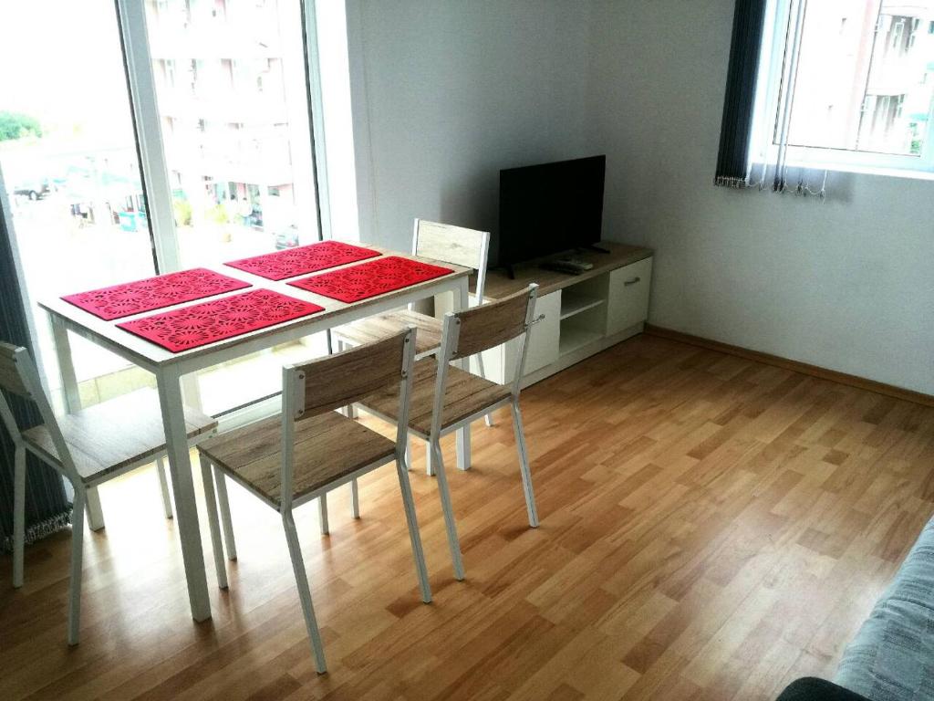 TV a/nebo společenská místnost v ubytování Apartment Stoyanovi