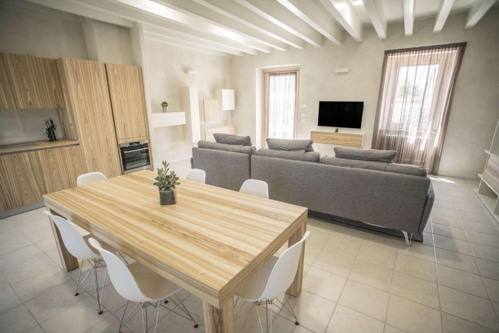 Televízia a/alebo spoločenská miestnosť v ubytovaní Relais Madergnago