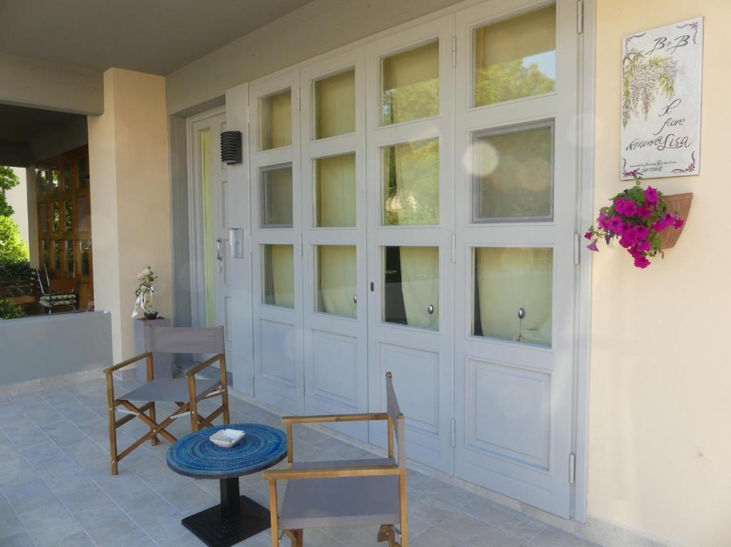 una puerta de garaje con 2 sillas y una mesa en Il Fiore di Monnalisa, en Vinci