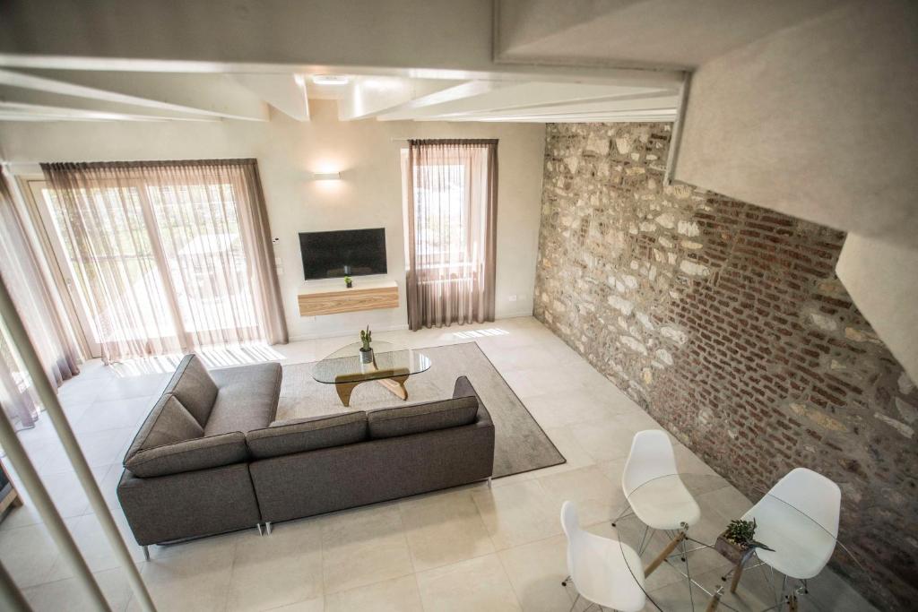 Televízia a/alebo spoločenská miestnosť v ubytovaní Relais Madergnago