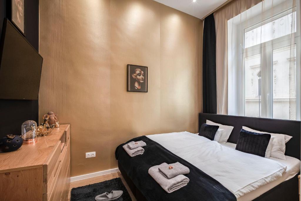 Posteľ alebo postele v izbe v ubytovaní Budapest Broadway Apartment