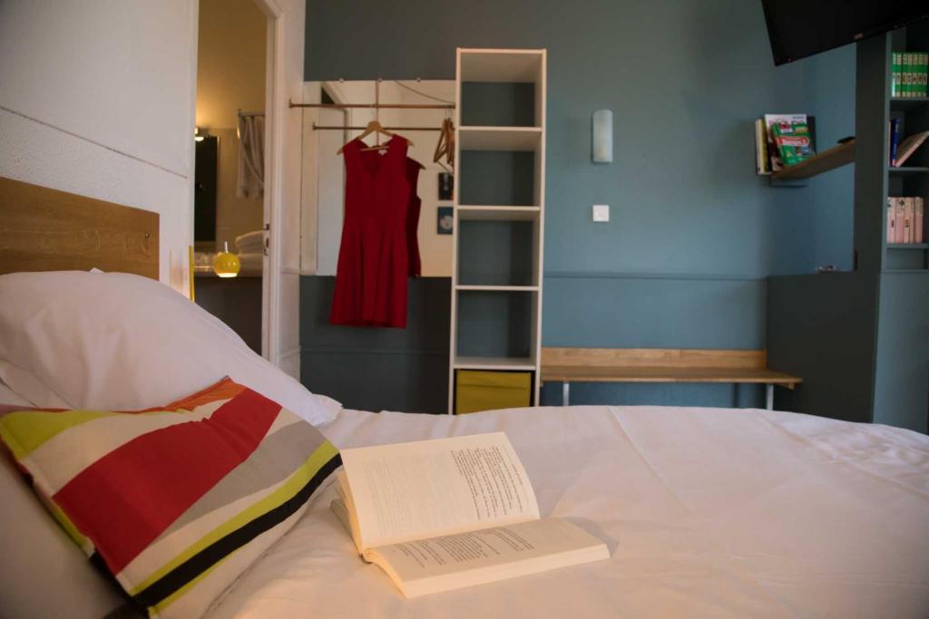 Postel nebo postele na pokoji v ubytování Hôtel Les Hauts de Meursault