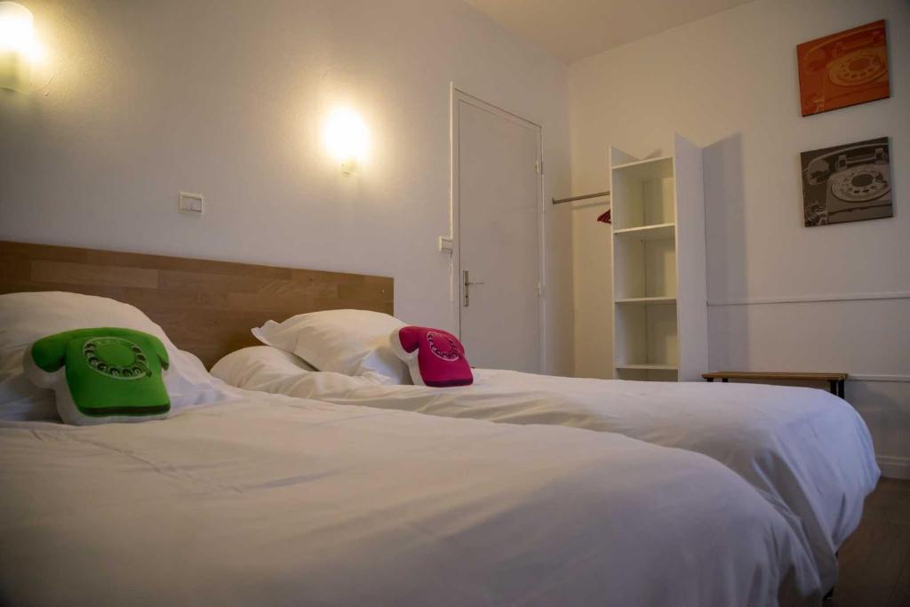 Postel nebo postele na pokoji v ubytování Hôtel Les Hauts de Meursault