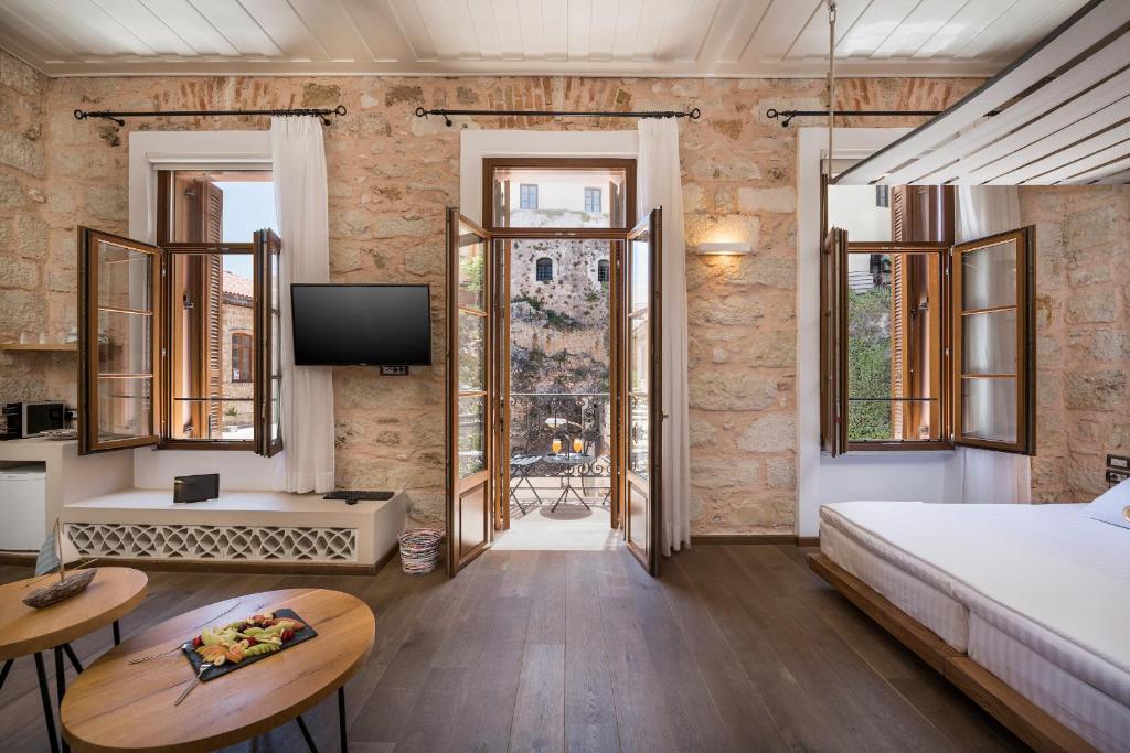 Televízia a/alebo spoločenská miestnosť v ubytovaní Ambassadors Residence Boutique Hotel