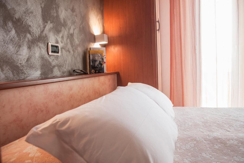 Postel nebo postele na pokoji v ubytování Hotel Sandra