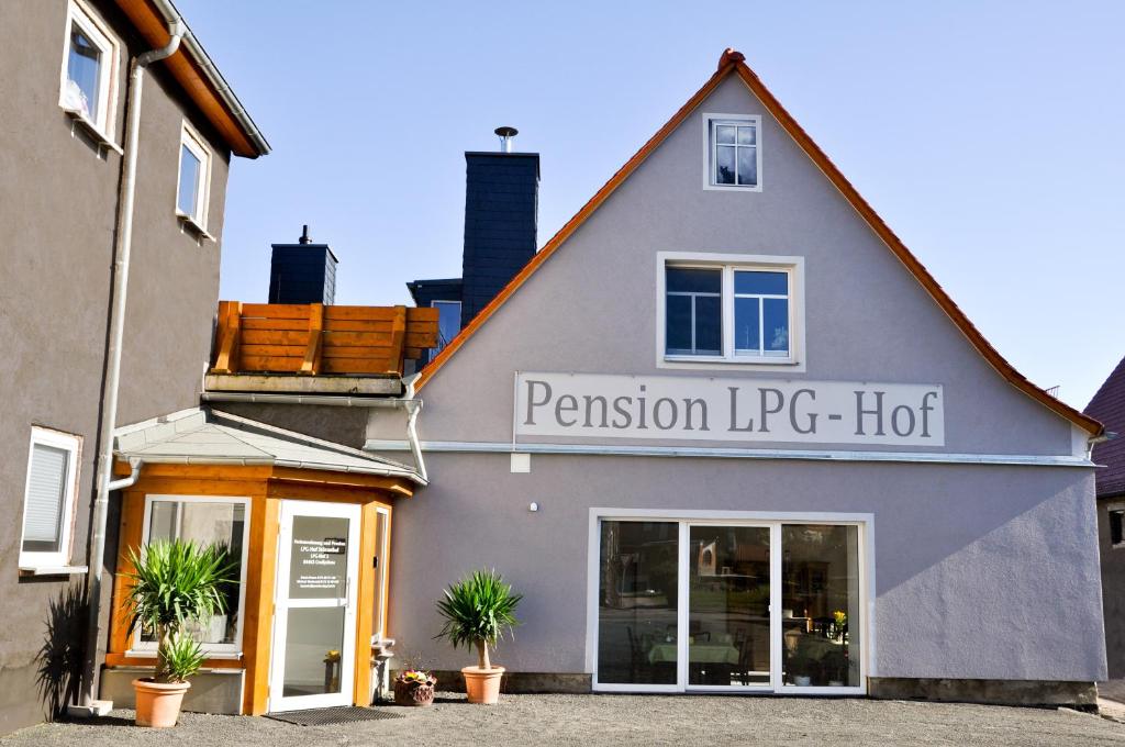 ein Gebäude mit Passionseis in der Unterkunft Pension LPG-Hof in Großpösna