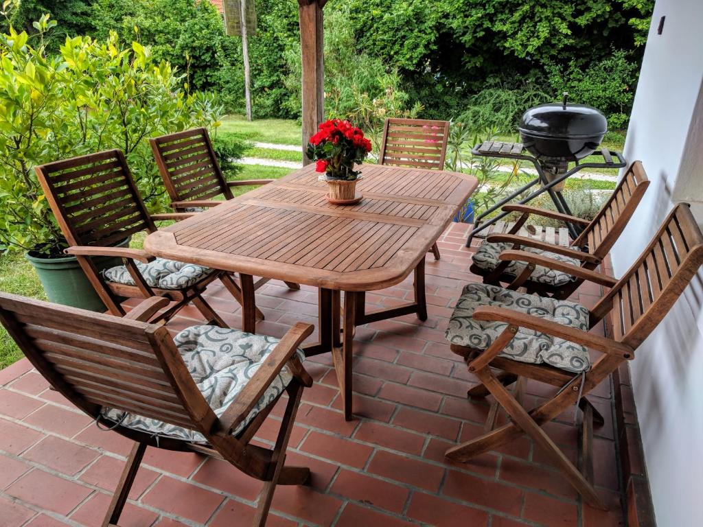 根尼斯迪亞斯的住宿－Horváth apartman，露台上的木桌和椅子,配有烧烤架