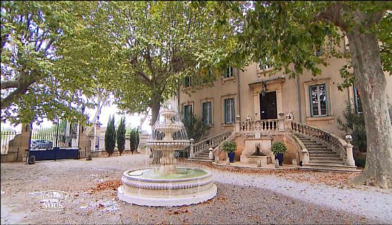 um grande edifício com uma fonte em frente em Château des Fontaines em Canet d'Aude