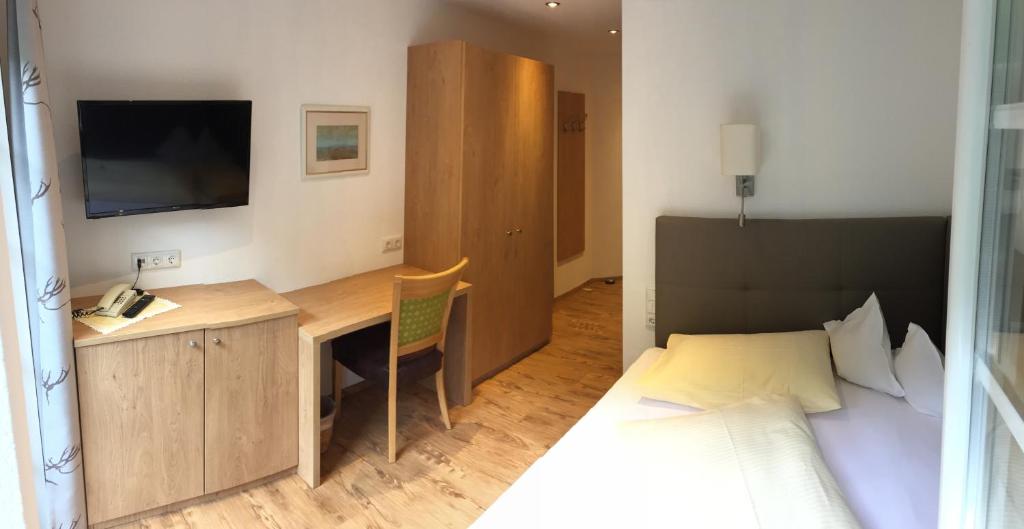 Postel nebo postele na pokoji v ubytování Hotel Garni Grünmoos