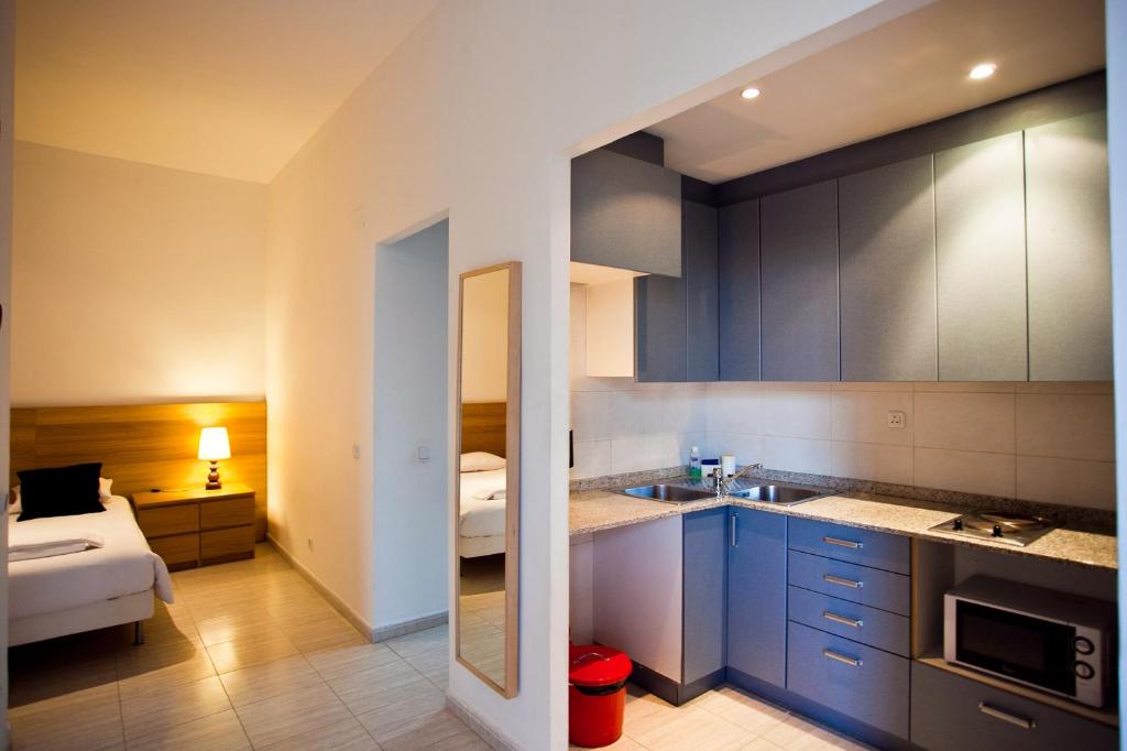 Kuchyň nebo kuchyňský kout v ubytování Ramblas Apartments