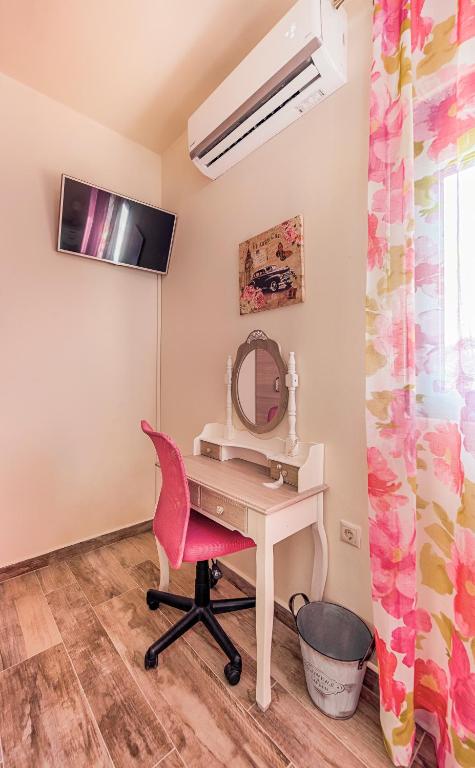 TV a/nebo společenská místnost v ubytování Lindos Luxury Retro Villas