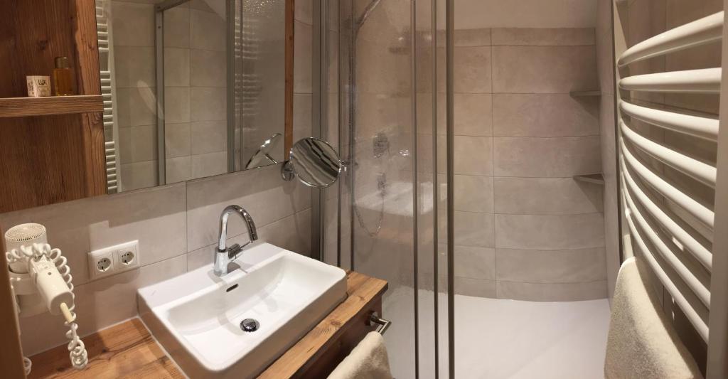 Koupelna v ubytování Hotel Garni Grünmoos