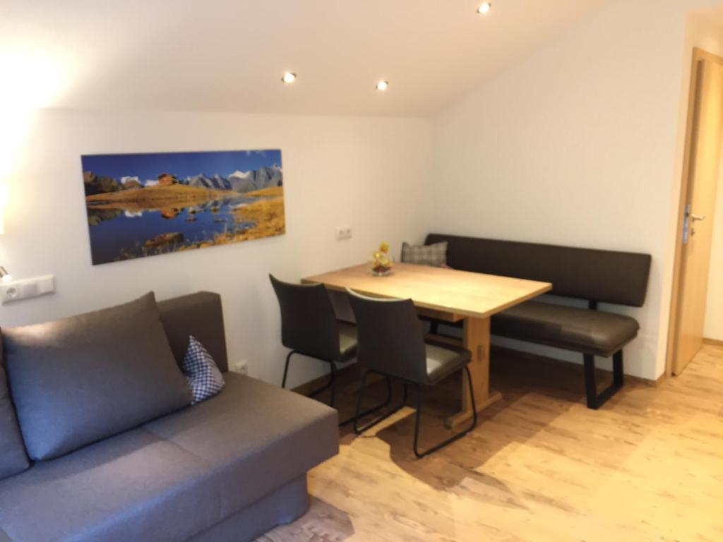 Posezení v ubytování Hotel Garni Grünmoos